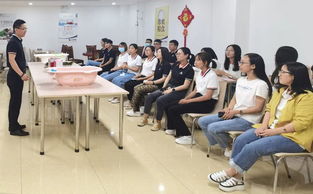 �������|��ʱ�ٷ����־��С�Ũ�������Ʈ�㡱�����˶�(ͼ2)